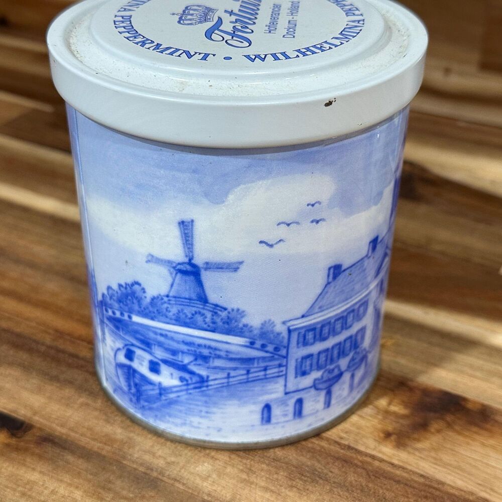 Vtg Fortuin Wilhelmina Peppermint Tin Classic Delft Blue Design -4 3/4” x 4 1/4”